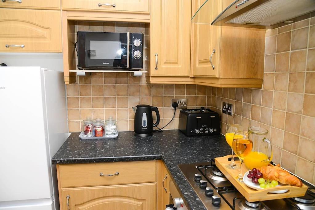 Delightful 2 Bed Town Centre House, Sleeps 4 Apartment Barnsley Exterior photo