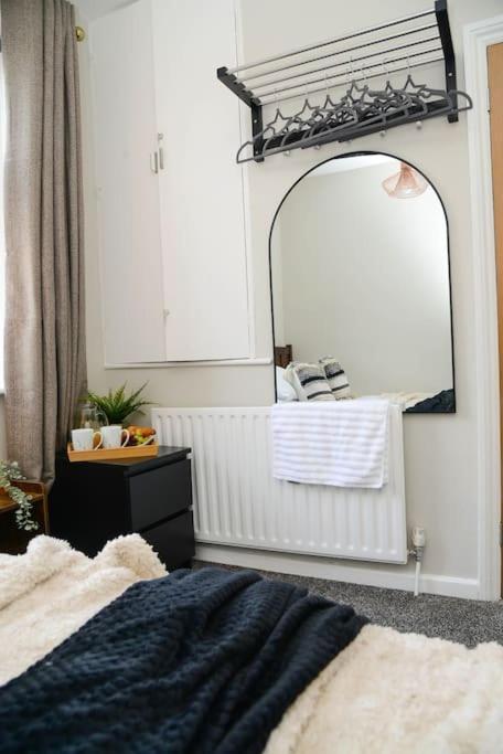 Delightful 2 Bed Town Centre House, Sleeps 4 Apartment Barnsley Exterior photo
