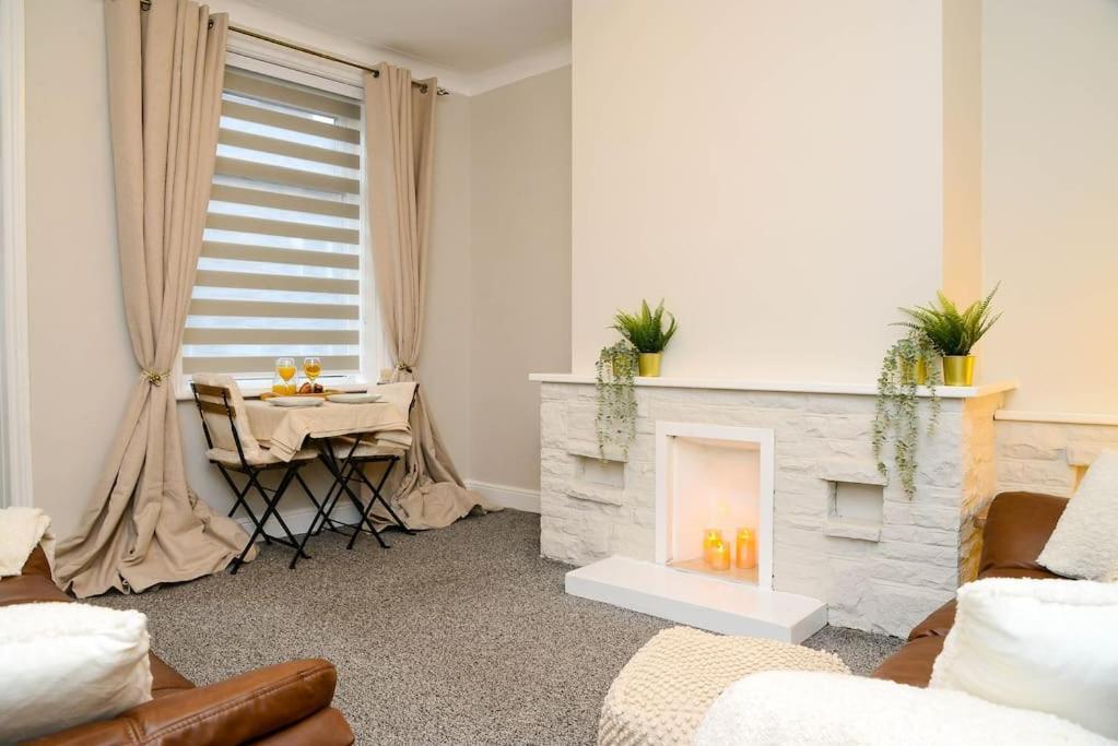 Delightful 2 Bed Town Centre House, Sleeps 4 Apartment Barnsley Exterior photo