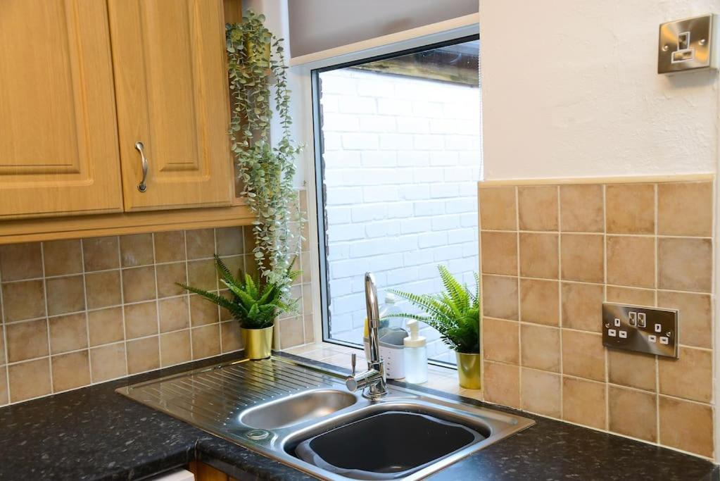Delightful 2 Bed Town Centre House, Sleeps 4 Apartment Barnsley Exterior photo