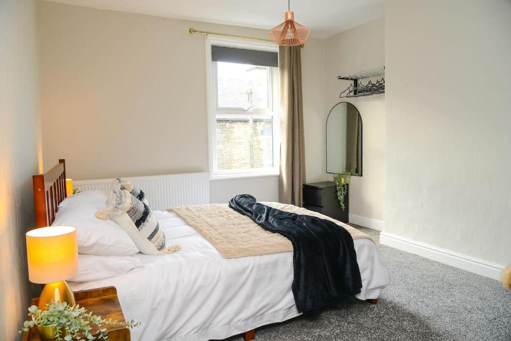 Delightful 2 Bed Town Centre House, Sleeps 4 Apartment Barnsley Exterior photo